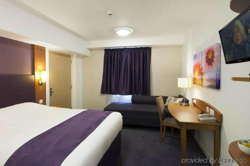Premier Inn Manchester - Handforth Extérieur photo